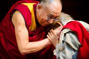 Его Святейшество Далай-лама приветствует преподавателя Санскритского университета Сампурананд, Варанаси, Индия. 17 января 2011. Фото: Тензин Чойджор (Офис ЕСДЛ)