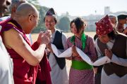 Непальские студенты Колледжа святого Иосифа в Бангалоре приветствуют Его Святейшество Далай-ламу. Индия, 30 января 2011. Фото: Тензин Чойджор (офис ЕСДЛ)