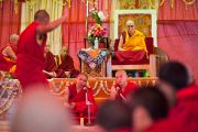 Его Святейшество Далай-лама слушает ответы участников философских диспутов в монастыре Рато в Мандгоде. Карнатака, Индия, 31 января 2011. Фото: Тензин Чойджор (офис ЕСДЛ)