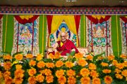 Его Святейшество Далай-лама во время публичной лекции в Национальном колледже Бангалора. Индия, 30 января 2011. Фото: Тензин Чойджор (офис ЕСДЛ)