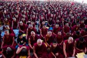 Монахи монастыря Дрепунг Лачи слушают учения Его Святейшества Далай-ламы. Индия, 1 февраля 2011. Фото: Тензин Чойджор (Офис ЕСДЛ)