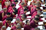 Монахи монастыря Дрепунг Лачи слушают учения Его Святейшества Далай-ламы. Индия, 1 февраля 2011. Фото: Тензин Чойджор (Офис ЕСДЛ)