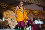 Его Святейшество Далай-лама во время встречи с тибетцами, живущими в Мандгоде. Индия, 1 февраля 2011. Фото: Тензин Чойджор (Офис ЕСДЛ)