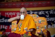Его Святейшество Далай-лама во время встречи с тибетцами, живущими в Мандгоде. Индия, 1 февраля 2011. Фото: Тензин Чойджор (Офис ЕСДЛ)