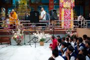 Его Святейшество Далай-лама беседует со школьниками в монастыре Дрепунг Гоманг, Мандгод, Индия. 3 февраля 2011. Фото: Тензин Чойджор (Офис ЕСДЛ)