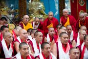 Его Святейшество Далай-лама фотографируется с монахами, успешно выступившими на философском диспуте в монастыре Дрепунг Гоманг, Мандгод, Индия. 3 февраля 2011. Фото: Тензин Чойджор (Офис ЕСДЛ)