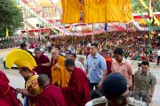Его Святейшество Далай-лама входит в монастырь Ганден Шарцзе, Мандгод. Индия, 5 февраля 2011. Фото: Тензин Чойджор (офис ЕСДЛ)