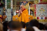 Его Святейшество Далай-лама приветствует буддистов из Индии в монастыре Ганден Джангце, Мандгод. Индия, 4 февраля 2011. Фото: Тензин Чойджор (офис ЕСДЛ)