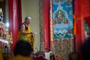 Его Святейшество Далай-лама дает учения в монастыре Ганден Шарцзе, Мандгод. Индия, 5 февраля 2011. Фото: Тензин Чойджор (офис ЕСДЛ)