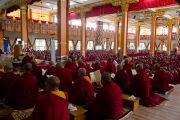 Его Святейшество Далай-лама наблюдает за ходом философского диспута во время экзаменов в монастыре Ганден Джангце, Мандгод. Индия, 4 февраля 2011. Фото: Тензин Чойджор (офис ЕСДЛ)