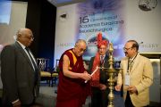 Его Святейшество Далай-лама открывает 16-ю конференцию Евразийской академии нейрохирургии в Мумбаи, Индия. 18 февраля 2011. Фото: Тензин Чойджор (офис ЕСДЛ)
