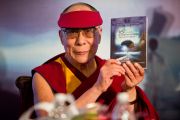 Его Святейшество Далай-лама во время представления книги на 16-й конференции Евразийской академии нейрохирургии в Мумбаи, Индия. 18 февраля 2011. Фото: Тензин Чойджор (офис ЕСДЛ)