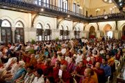 Студенты и сотрудники университета Мумбаи слушают Его Святейшество Далай-ламу. 18 февраля 2011. Фото: Тензин Чойджор (офис ЕСДЛ)