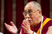 Его Святейшество Далай-лама во время лекции "Древняя мудрость, современное мышление" в университете Мумбаи, Индия. 18 февраля 2011. Фото: Тензин Чойджор (офис ЕСДЛ)
