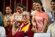 Его Святейшество Далай-лама фотографируется на память со студентами и сотрудниками университета Мумбаи. 18 февраля 2011. Фото: Тензин Чойджор (офис ЕСДЛ)
