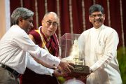 Его Святейшеству Далай-ламе вручают памятный подарок в университете Мумбаи, Индия. 18 февраля 2011. Фото: Тензин Чойджор (офис ЕСДЛ)