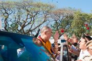 Его Святейшество Далай-лама покидает стадион, на котором он давал учения. Мумбаи, Индия. 19 февраля 2011. Фото: Тензин Чойджор (офис ЕСДЛ)