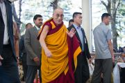 Его Святейшество Далай-лама идет к главному храму (Цуглакану) во второй день учений для буддистов Тайланда. Дхарамсала, Индия. 15 марта 2011. Фото: Тензин Чойджор (Офис ЕСДЛ)