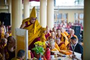 Его Святейшество Далай-лама поднимается на трон перед учениями по Джатакам в Дхарамсале, Индия. 19 марта 2011. Фото: Тензин Чойджор (Офис ЕСДЛ)