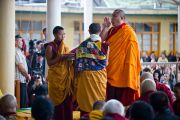 Монахи совершают традиционные подношения перед началом учений Его Святейшества Далай-ламы. Дхрамасала, Индия. 19 марта 2011. Фото: Тензин Чойджор (Офис ЕСДЛ)
