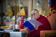Его Святейшество Далай-лама знакомится с годовым отчетом о работе Института тибетской медицины и астрологии. Дхарамсала, Индия. 23 марта. Фото: Тензин Чойджор (Офис ЕСДЛ)