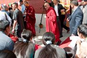 Его Святейшество Далай-лама покидает Институт тибетской медицины и астрологии после торжественной церемонии в честь 50-летия института. Дхарамсала, Индия. 23 марта. Фото: Тензин Чойджор (Офис ЕСДЛ)