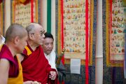 Его Святейшество Далай-лама рассматривает танки, описывающие различные аспекты тибетской медицины во время празднования 50-летия Института тибетской медицины и астрологии. Дхарамсала, Индия. 23 марта. Фото: Тензин Чойджор (Офис ЕСДЛ)