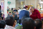 Его Святейшество Далай-лама и Раджив Биндал, министр здравоохранения штата Химачал Прадеш, на торжественной церемонии в честь 50-летия Института тибетской медицины и астрологии. Дхарамсала, Индия. 23 марта. Фото: Тензин Чойджор (Офис ЕСДЛ)