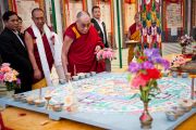 Его Святейшество Далай-лама рассматривает песочную мандалу. Празднование 50-летия Института тибетской медицины и астрологии. Дхарамсала, Индия. 23 марта. Фото: Тензин Чойджор (Офис ЕСДЛ)