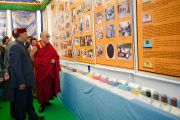 Его Святейшество Далай-лама посетил выставку, посвященную 50-летию Института тибетской медицины и астрологии. Дхарамсала, Индия. 23 марта. Фото: Тензин Чойджор (Офис ЕСДЛ)