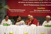 Его Святейшество Далай-лама принял участие в работе круглого стола на мероприятии в честь бывшего президента Индии Р. Венкатарамана. 2 апреля 2011. Дели, Индия. Фото: Тензин Чойджор (Офис ЕСДЛ)
