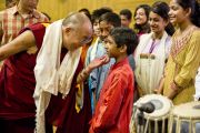 Его Святейшество Далай-лама с удовольствием пообщался с молодыми исполнителями, которые выступили с концертом перед началом лекции Далай-ламы "Ненасилие и духовные ценности в светской Индии". 2 апреля 2011. Дели, Индия. Фото: Тензин Чойджор (Офис ЕСДЛ)