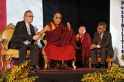 Его Святейшество Далай-лама и Ричард Мур на форуме "Возможности 2011" в Дублине, Ирландия. 13 апреля 2011. Фото: Тензин Такла (Офис ЕСДЛ)