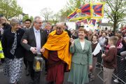 Его Святейшество Далай-лама и Ричард Мур несут огонь св. Бригитты. Кильдэр, Ирландия. 13 апреля 2011. Фото: Тензин Такла (Офис ЕСДЛ)