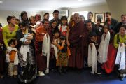 Его Святейшество Далай-лама сфотографировался на память с членами тибетской общины и сторонниками Тибета. Дублин, Ирландия. 13 апреля 2011. Фото: Тензин Такла (Офис ЕСДЛ)