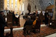 Его Святейшество Далай-лама и местное духовенство во время безмолвной молитвы в церкви св. Бригитты. Кильдэр, Ирландия. 13 апреля 2011. Фото: Тензин Такла (Офис ЕСДЛ)