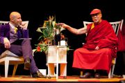 Его Святейшество на встерче "Знакомьтесь, Далай-лама", подготовленной шведской организацией Individual Releif  (IM). Стокгольм, Швеция. 15 апреля 2011.