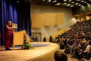Его Святейшество Далай-лама выступает перед студентами Содертонского университета с беседой на тему "Гуманный подход к миру на Земле".  Стокгольм, Швеция. 15 апреля 2011.
