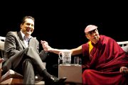 Его Святейшество Далай-лама с ведущим Йоханом Вестером на встерче "Знакомьтесь, Далай-лама" в Лунде, Швеция, 16 апреля 2011. Фото: Лотта Гилленстен/Офис Е.С.Далай-ламы в Лондоне