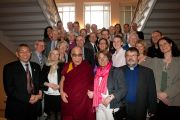 Его Святейшество Далай-лама с советом директоров и сотрудниками шведской организации Individual Relief (IM) в Лунде, Швеция, 16 апреля 2011. Фото: Лотта Гилленстен/Офис Е.С.Далай-ламы в Лондоне