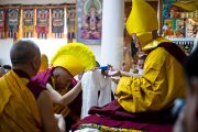 Профессор Самдонг Ринпоче делает традиционные подношения Его Святейшеству Далай-ламе во время молебна о долголетии. Дхарамсала, Индия. 22 апреля 2011. Фото: Тензин Чойджор (Офис ЕСДЛ)