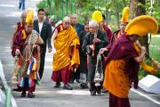 Его Святейшество Далай-лама направляется к храму, в котором будет проведен молебен о долголетии, организованный Центральной тибетской администрацией. Дхарамсала, Индия. 22 апреля 2011. Фото: Тензин Чойджор (Офис ЕСДЛ)