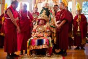 Оракул Нечунга готовится к встрече с Его Святейшеством Далай-ламой во время молебна о долголетии, организованного Центральной тибетской администрацией. Дхарамсала, Индия. 22 апреля 2011. Фото: Тензин Чойджор (Офис ЕСДЛ)