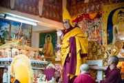 Его Святейшество Далай-лама приветствует собравшихся на проведение молебна о долголетии, организованного Центральной тибетской администрацией. Дхарамсала, Индия. 22 апреля 2011. Фото: Тензин Чойджор (Офис ЕСДЛ)