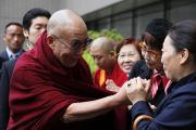 По дороге в США Его Святейшетсво Далай-лама прибыл в Токио, где 29 апреля примет участие в публичном молебне в память о жертвах землетрясения и цунами. Токио, Япония. 28 апреля 2011. Офис ЕСДЛ