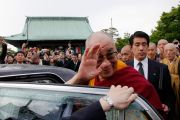 Его Святейшество Далай-лама уезжает из храма Гококудзи после проведения совместного молебна о жертвах землетрясения и цунами в храме Гококудзи. Токио, Япония. 29 апреля 2011. Фото: Офис ЕСДЛ