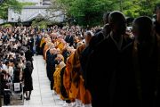 Японские и тибетские монахи входят в храм Гококудзи. Токио, Япония. 29 апреля 2011. Фото: Офис ЕСДЛ