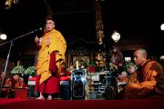 Его Святейшество Далай-лама обращается к собравшимся в храме Гококудзи (более 4000 человек) со словами утешения и надежды. Токио, Япония. 29 апреля 2011. Фото: Офис ЕСДЛ