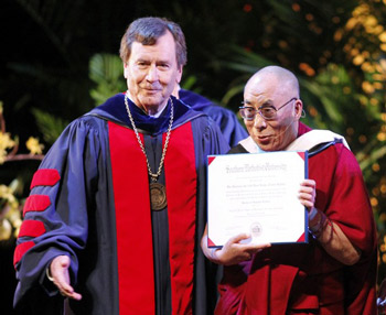 Его Святейшество Далай-лама получил степень почетного доктора Южного методистского университета