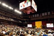 В университете Южной Калифорнии на лекции Его Святейшества Далай-ламы «Светская этика, человеческие ценности и общество». Лос-Анджелес, штат Калифорния. 3 мая 2011.